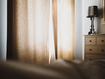 rideaux tirés dans une chambre