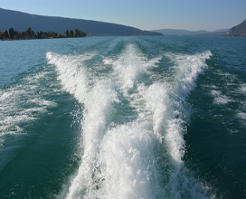 vague faite par un bateau de wakeboard