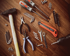 outils bien rangés et posés sur une planche en bois