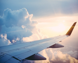 aile d'avion droite, en vol dans les nuages