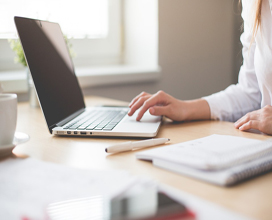 Young woman right handle typping on a computer