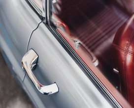 voiture grise décapotable, aux sièges en cuir rouge